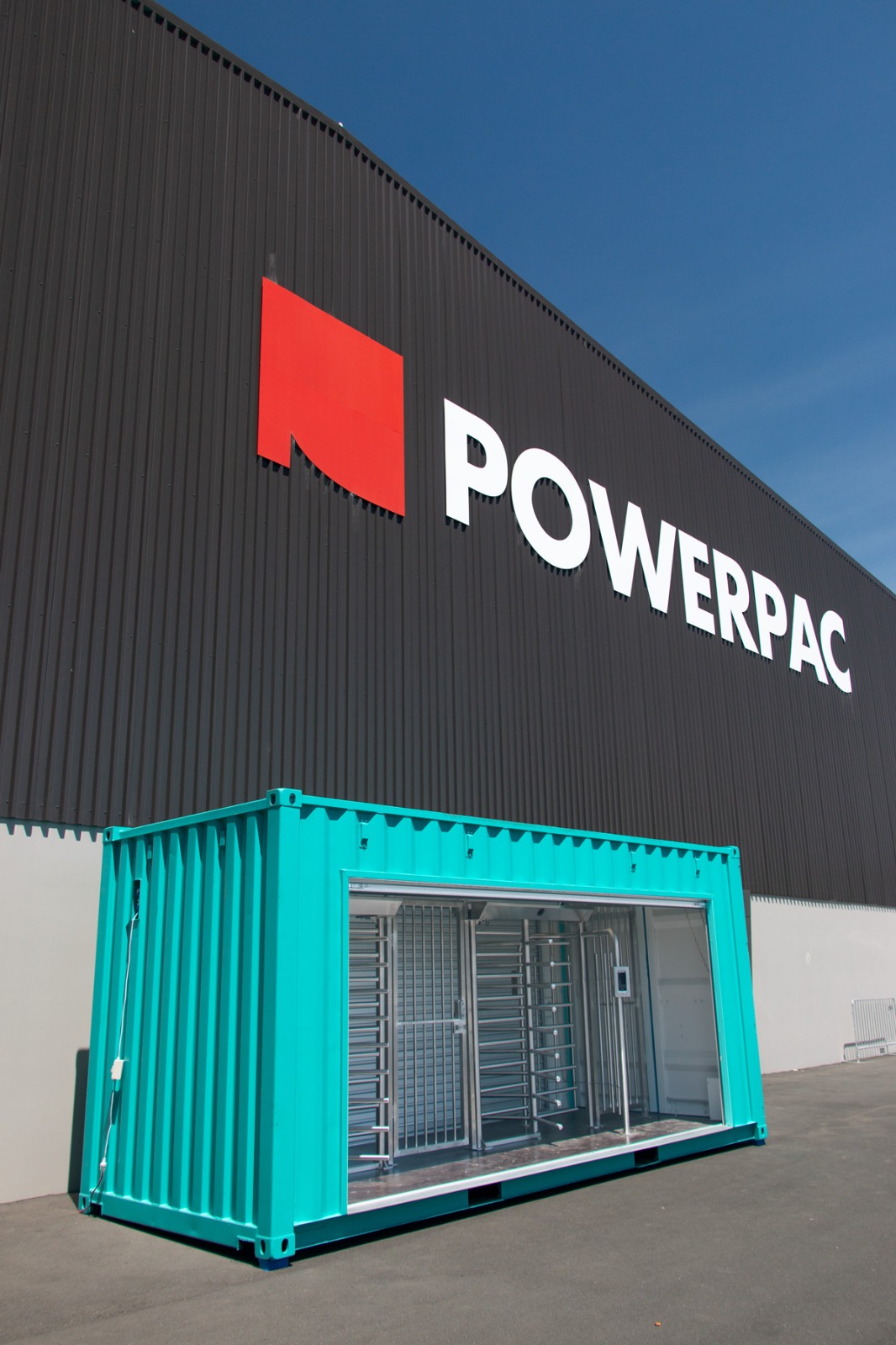 Armoire d’entrée mobile POWERPAC renforcée par la solution intégrée de ZKTeco avec contrôle d’entrée et gestion du temps et de la présence