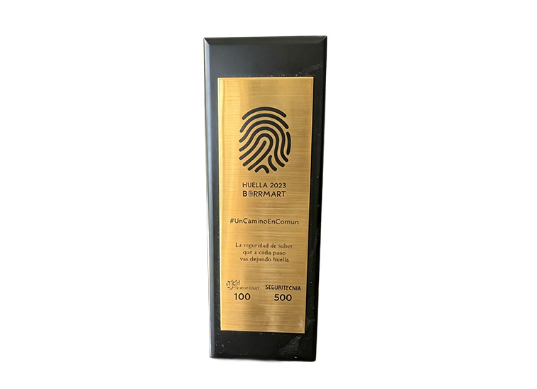 UELLA 2023 / Borrmart recognition trophy and commemorative badge